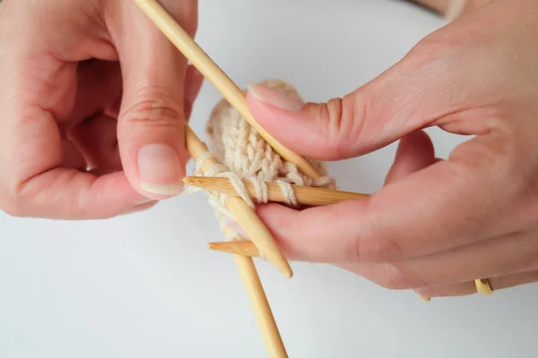 Çift kadının ellerini ve örgü iğneleri