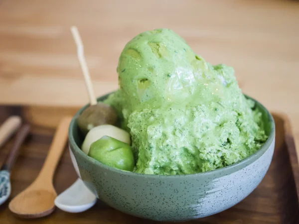 Matcha ve yeşil çay dondurma ile kesilmiş buz