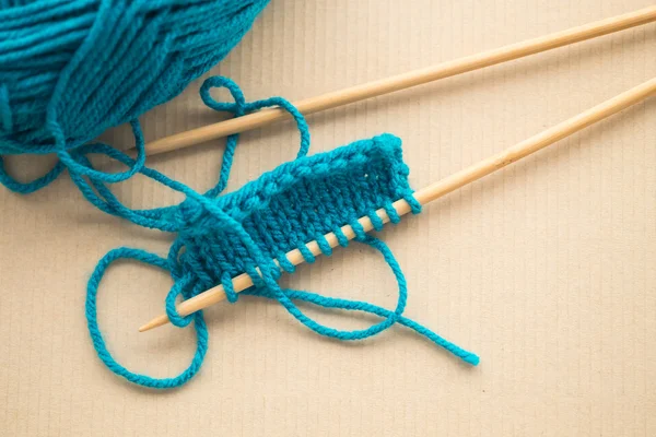 Turkuaz yün örgü ve iğneleri örme