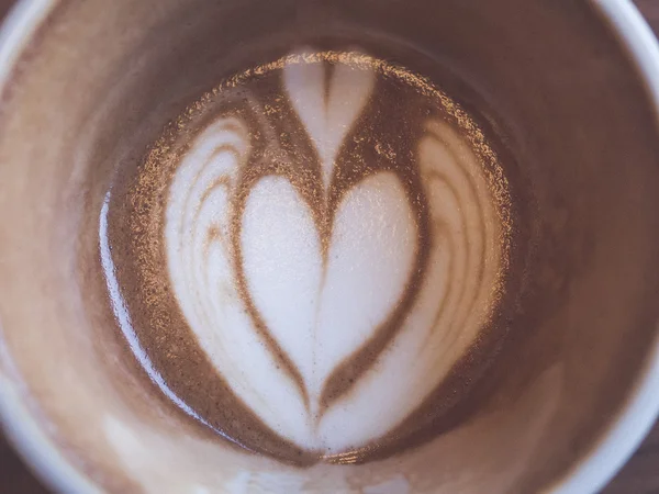Kopi panas dengan bentuk hati seni latte, konsep latar belakang — Stok Foto