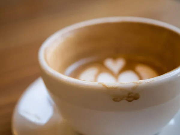 Kopi latte panas dengan noda di cangkir, konsep latar belakang — Stok Foto