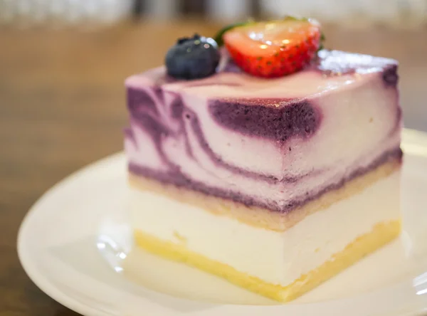 Çilek yoğurt cheesecake bir plaka üzerinde