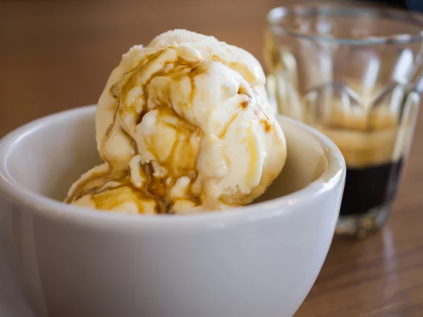 Affogato kahve, espresso vanilyalı dondurma ile adam vurdu.