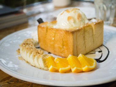 Dondurma, muz ve portakal ile tepesinde bal tost