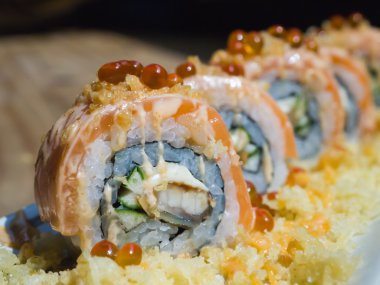 Somon Karaca, arka plan kavramı ile ızgara somon suşi rulo.