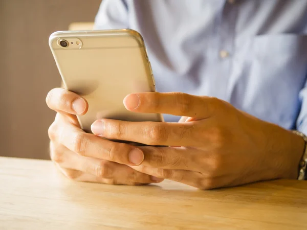 Akıllı telefon kullanan bir adam closeup