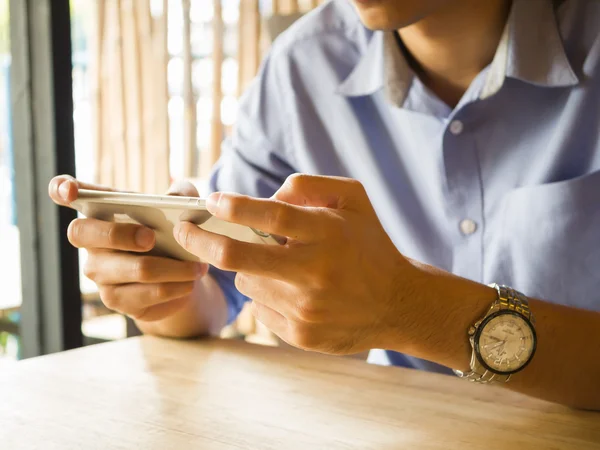 Akıllı telefon kullanan bir adam closeup