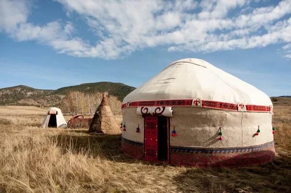 Kazakh yurt in the autumn steppe — Stock Photo, Image
