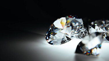 Çarpıcı ışıklandırma ve fotokopi alanı ile parıldayan parlak bir elmasın karanlık yansıtıcı yüzeydeki makro çekimi. 3D görüntüleme.
