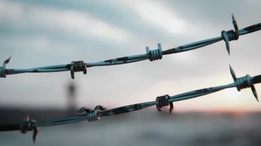 Günbatımına Karşı Dikenli Tel Çitin Yakın Çekimi