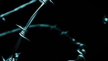 Sivri uçlu dikenli tel Siyah Arkaplan (124- Savaş ve Sınır Konsepti)