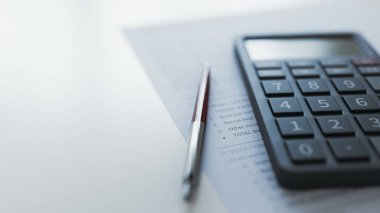 Vergi İade Formu Hesap Makinesi ve Kalem Finansı Kopyalama Uzayı. 3d oluşturma