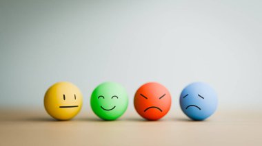 Dört farklı Emoji Surat Küresi Duyguları İfade Etme Uzayı Kopyala. 3d oluşturma