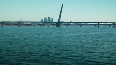 Seul Han nehir köprüsü ve ufuk çizgisi. Anlaşıldı.