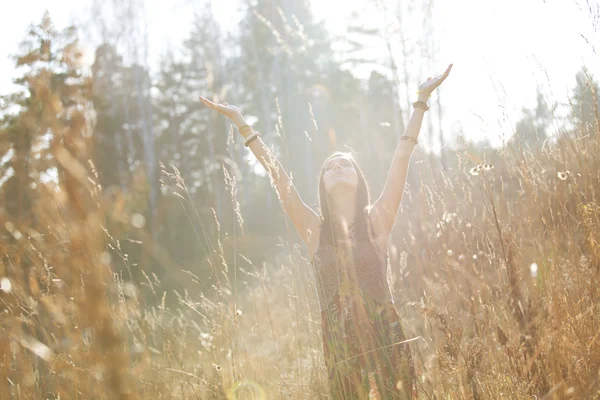 Girl in the grass in the setting sun — Stock Photo, Image