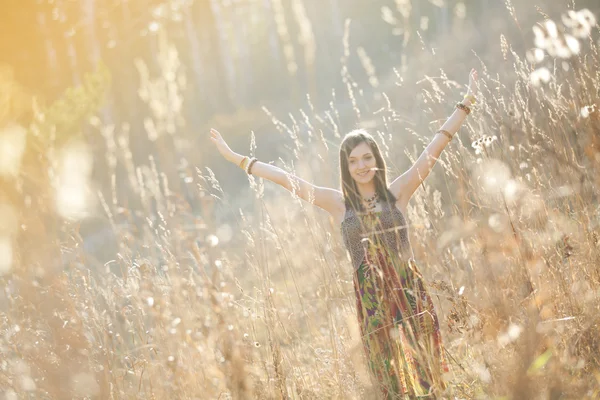 Ragazza nell'erba al tramonto — Foto Stock