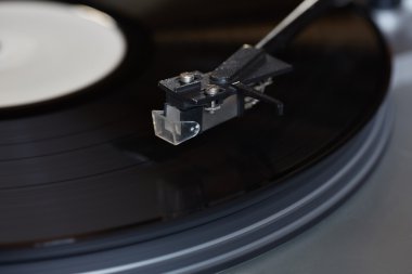 Vinil oyuncu. Dönen disk. Kafa yakın çekim.