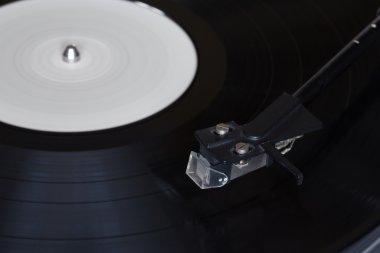 Vinil oyuncu. Dönen disk. Kafa yakın çekim.