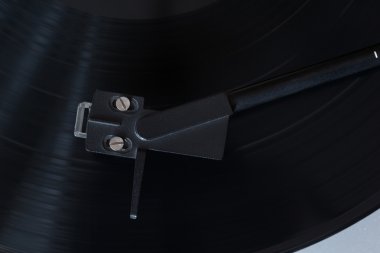Vinil oyuncu. Dönen disk. Kafa yakın çekim.