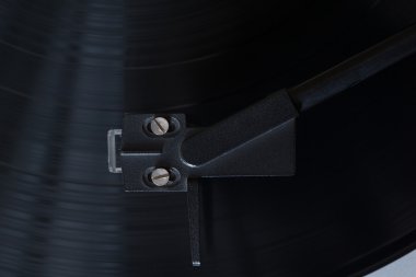 Vinil oyuncu. Dönen disk. Kafa yakın çekim.