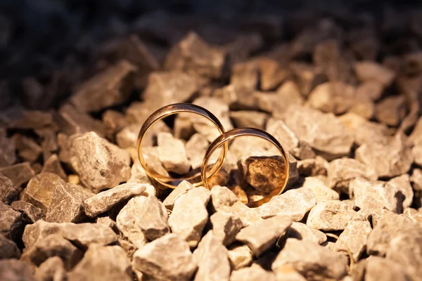 Boda anillos de oro en las rocas — Foto de Stock