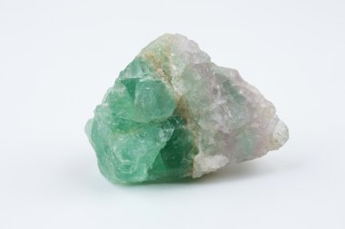 Yeşil florit. Beyaz bir arka plan üzerinde mineral doğal taş.