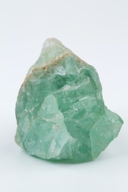 Yeşil florit. Beyaz bir arka plan üzerinde mineral doğal taş.