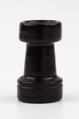 Beyaz arkaplanda tahta satranç taşları