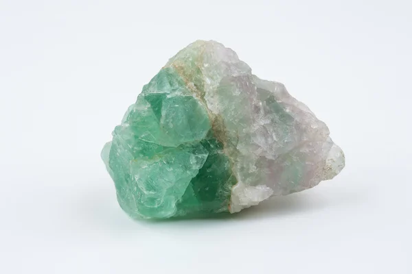 绿色萤石。在白色背景上的矿物天然石材. — 图库照片