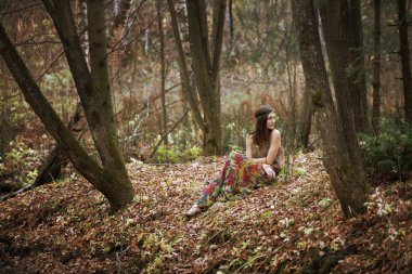 Karanlık bir orman kız