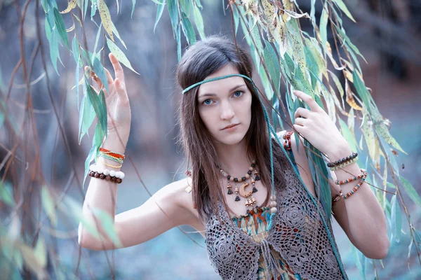 Hippie menina em folhas azuis — Fotografia de Stock