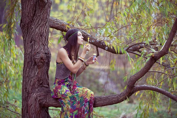 Hippi lány és fa — Stock Fotó