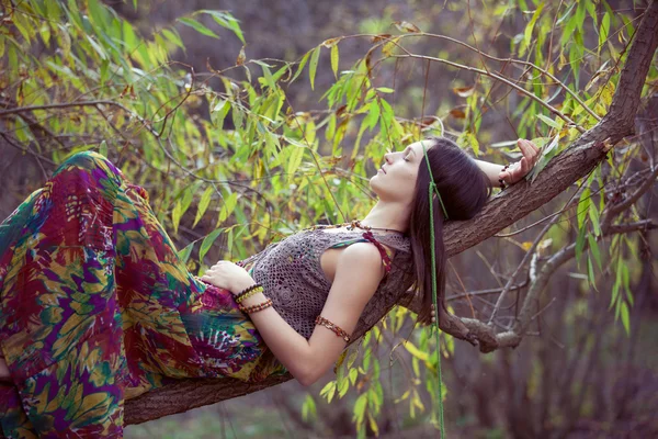 Hippie-Mädchen und Baum — Stockfoto