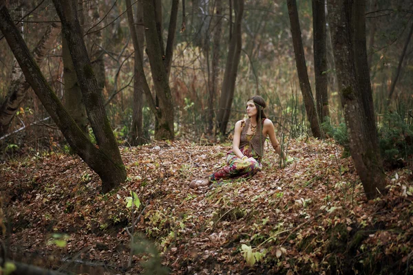 La chica en un bosque oscuro — Foto de Stock