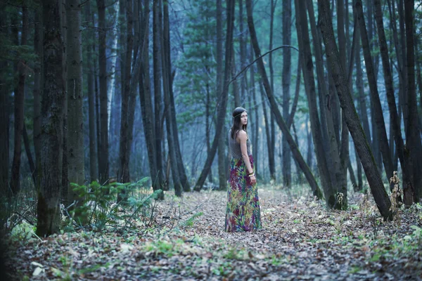 La chica en un bosque oscuro — Foto de Stock
