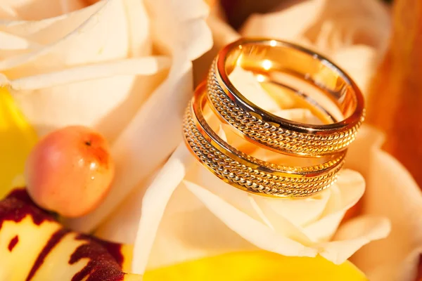 Anillos de boda en flor rosa amarilla — Foto de Stock