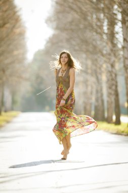 Sonbahar güneş ışınlarının dans eden kız.