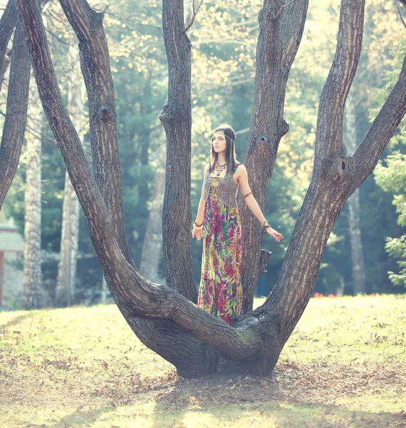 Hippie Chica y árbol — Foto de Stock