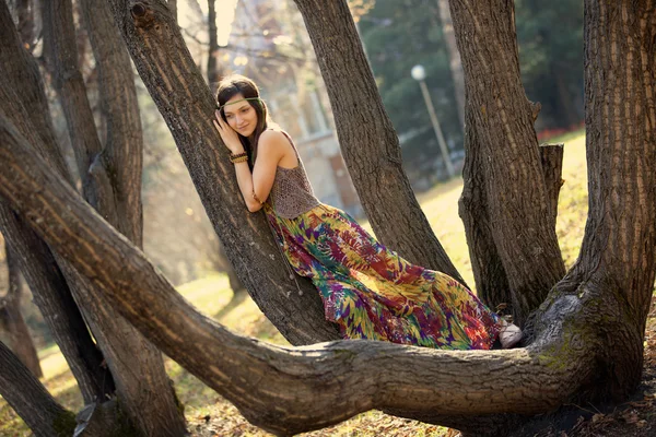 Hippie Ragazza e albero — Foto Stock