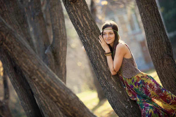 Hippie Ragazza e albero — Foto Stock