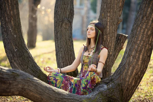 Hippie Chica y árbol —  Fotos de Stock