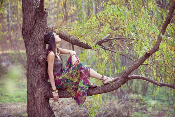 Девушка хиппи и дерево — стоковое фото