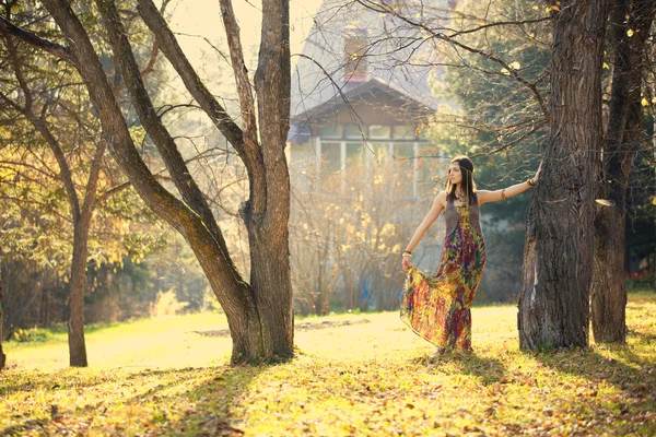 Ragazza nel parco autunnale vicino alla casa — Foto Stock