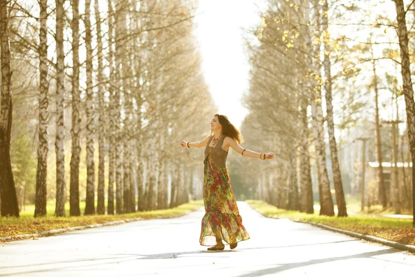 秋の太陽の光線で踊っている女の子. — ストック写真