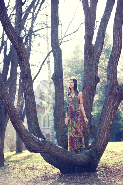 Hippie Chica y árbol — Foto de Stock