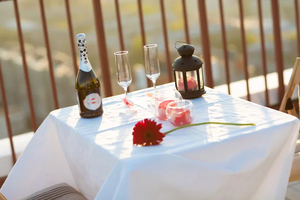 Gün batımında romantik akşam yemeği-çatı