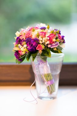 Bir cam düğün buketi