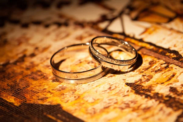 Wedding rings on a yellow background — Stock Photo, Image