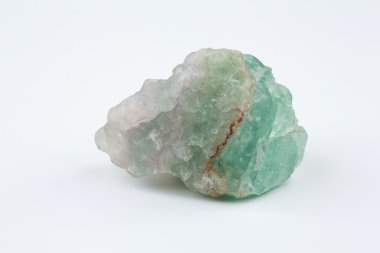 Yeşil florit. Beyaz bir arka plan üzerinde mineral doğal taş.