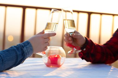 Gün batımında romantik akşam yemeği-çatı